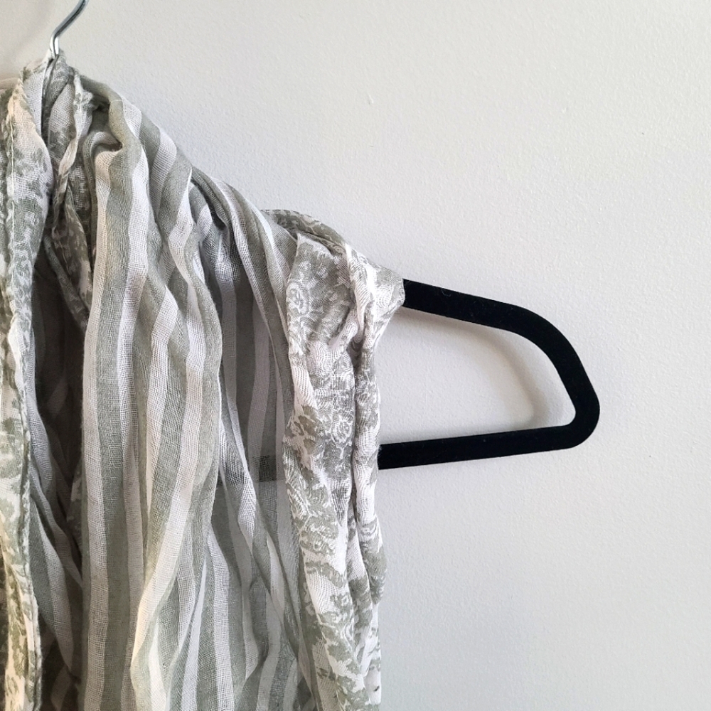 ✨️5 for $25✨️ Sheer Grey and White Lightweight Scarf